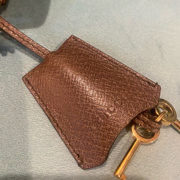 Authentic Gucci Bengal Padlock GG Supreme Shoulder Bag ๐
๐ ๐
- Picture 5 of 14